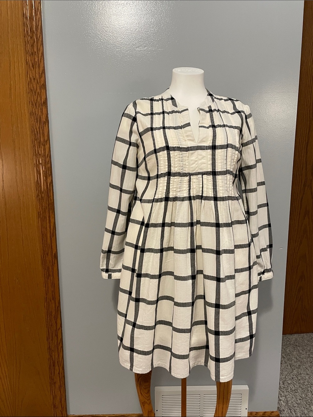 Old Navy Lined White Dress with Black Windowpane Trim Size Small.